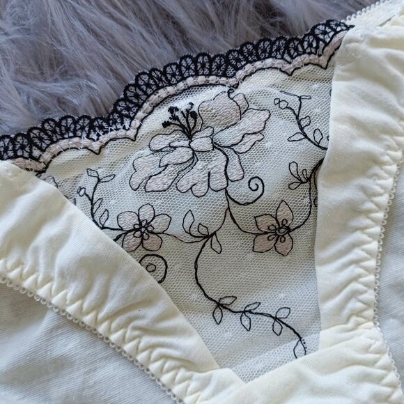 Elegant cream embroidered floral lace bikini panty with gold trim - Picture 2 of 2